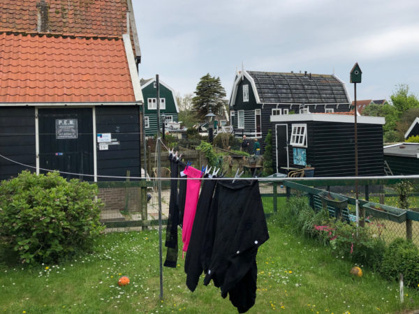 Wäsche zum Trocknen in einem Gagrten in Marken in Holland