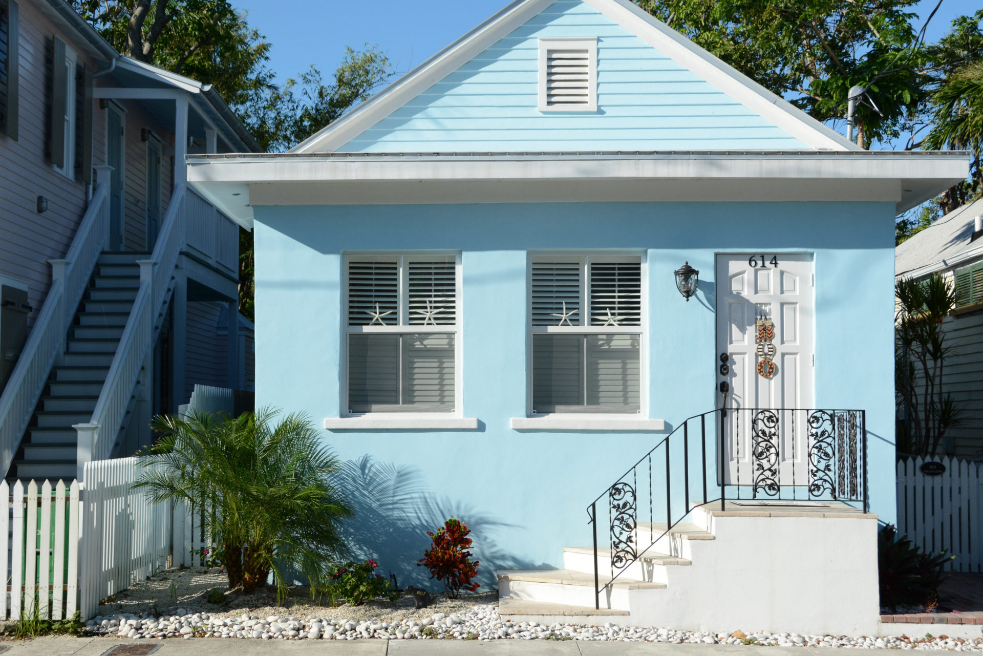 Ein pastellfarbenes Haus auf dem Parcours der Fahrradtour durch Key West mit Kew West Bike Tours