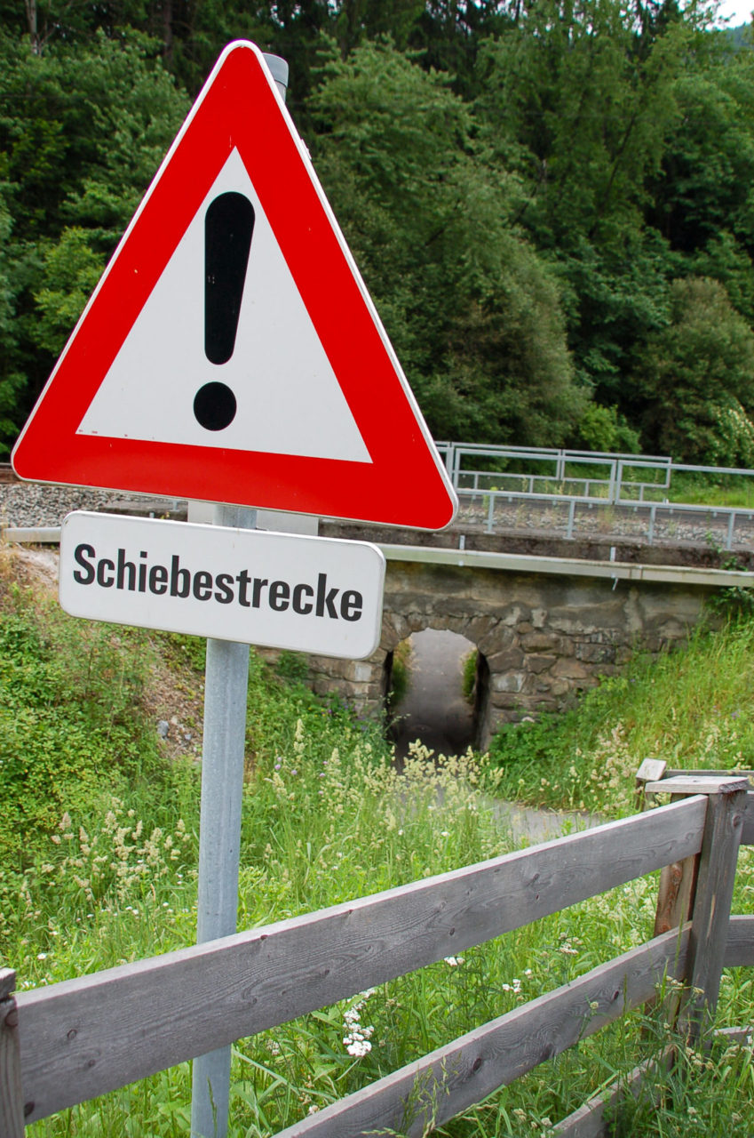 Schiebestrecke besagt ein Schil am Inntalradweg in Tirol