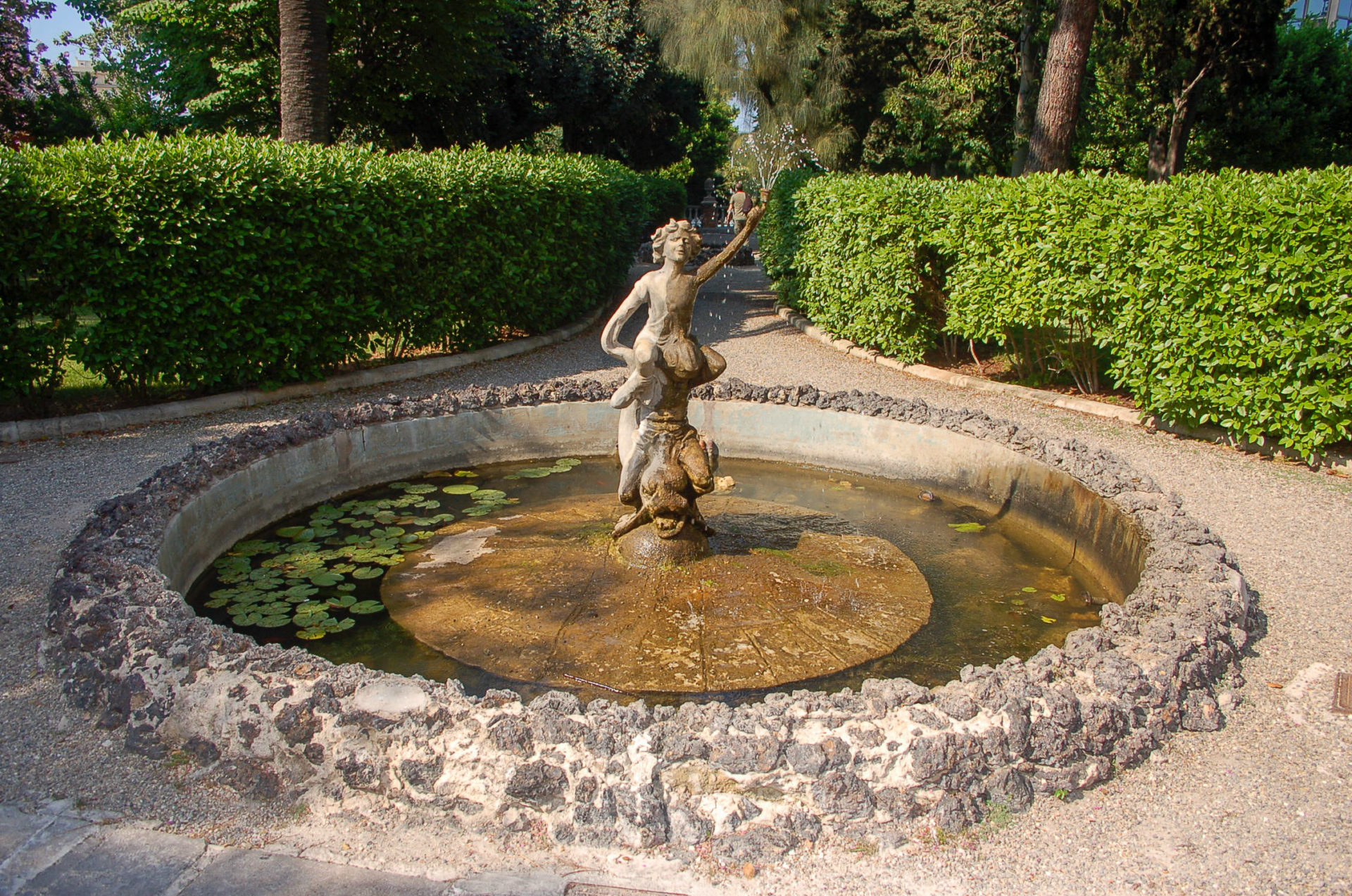 Ein Springbrunnen vor einem Landhotel in Apulien bei Bari