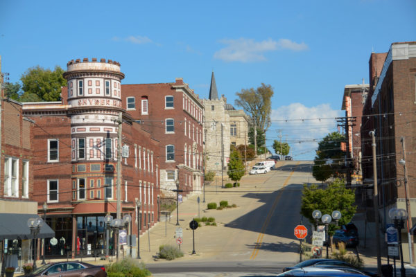Stadtbild von Alton am Mississippi mit St. Anne Villen und Hügel