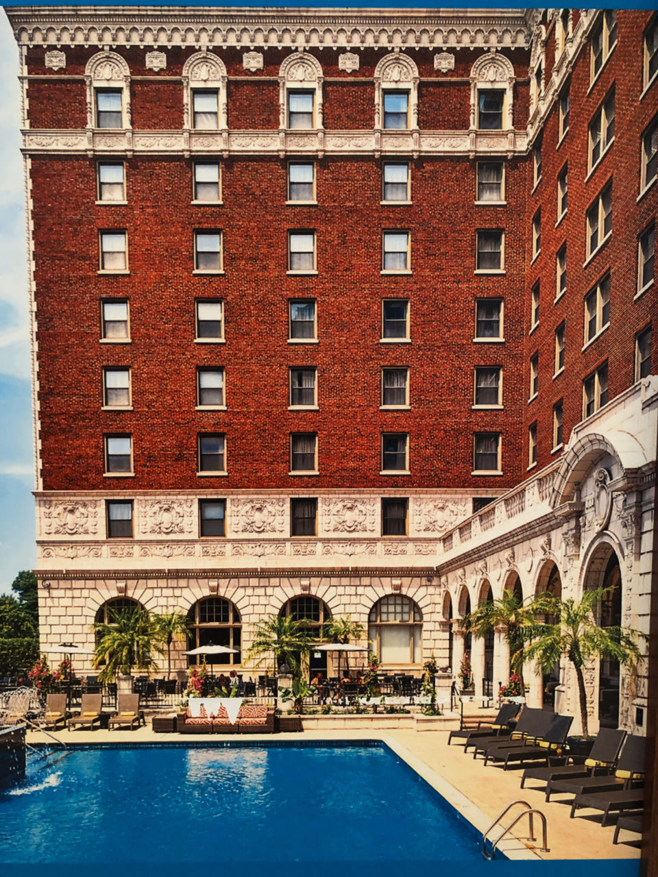 Das Luxushotel The Chase in Saint Louis mit Pool von Außen ist Grandhotel Amerika
