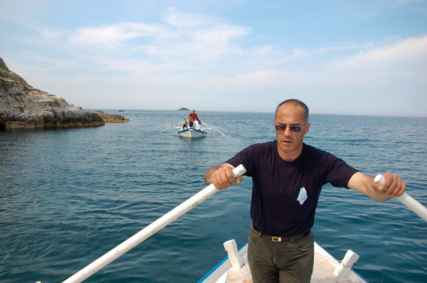 Ruderer in einem Batanaboot in Istrien