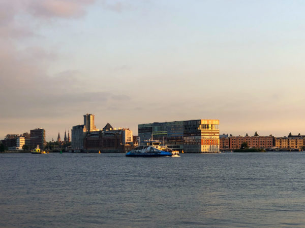 Experimentelle Architektur im coolsten Viertel von Amsterdam beim Sonnenuntergang