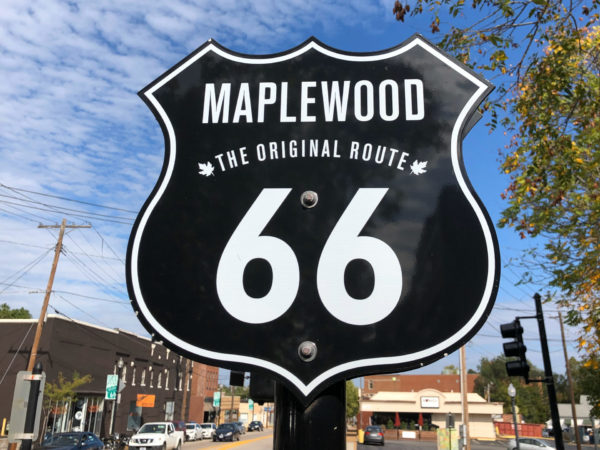 Schild der Route 66 im Stadtteil Maplewood in Saint Louis im US-Bundesstaat Missouri