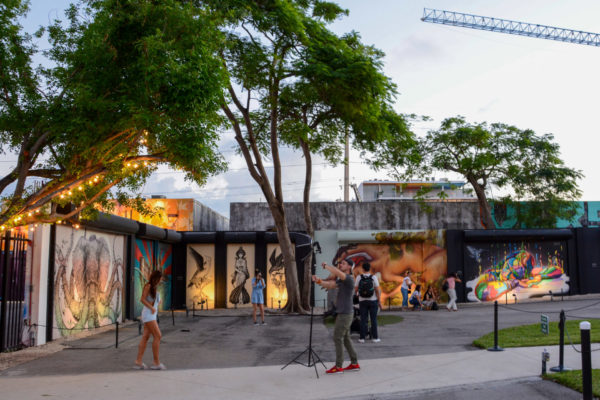 Model-Shooting in Wynwwod, Miami, mit Mural von Elefant mit Oktopusarmen