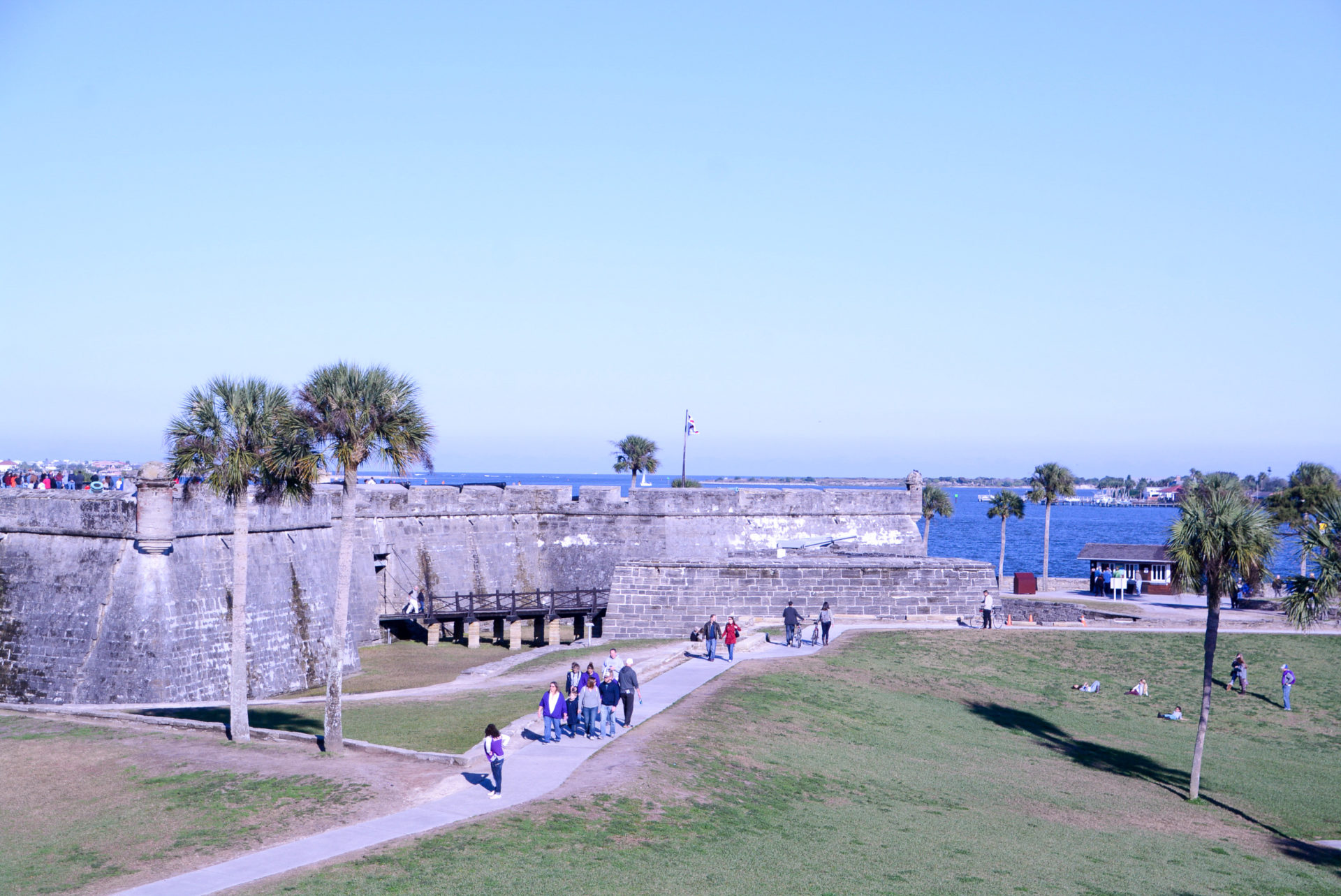 Außenaufnahme des Castillo St. Marcos mit Passanten in St. Augustine, der ältesten Stadt Amerikas