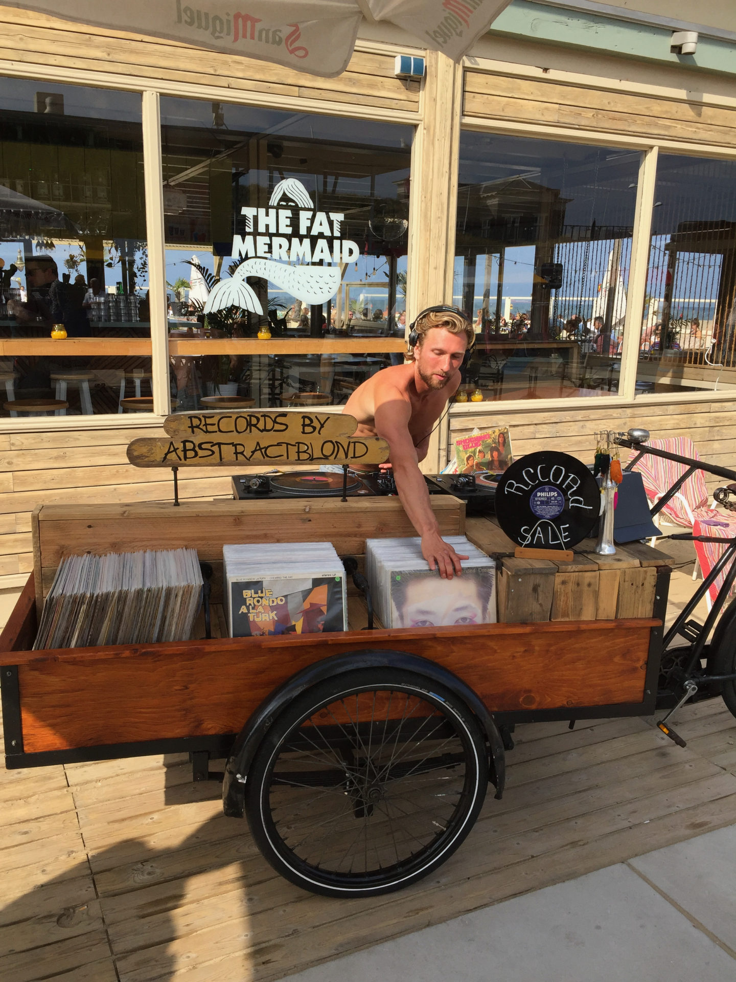 Schallplattenverkäufer vor einem Strandpavillon The Fat Mermaid in Den Haag