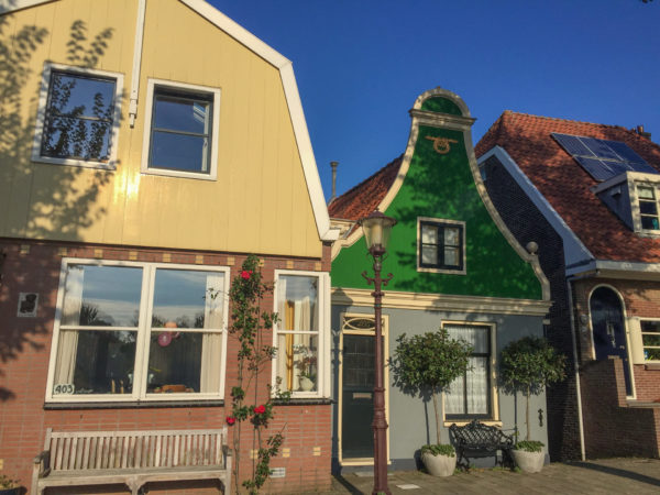 Alte Häuser mit Holzverkleidungen in Schellingwoude im Norden von Amsterdam