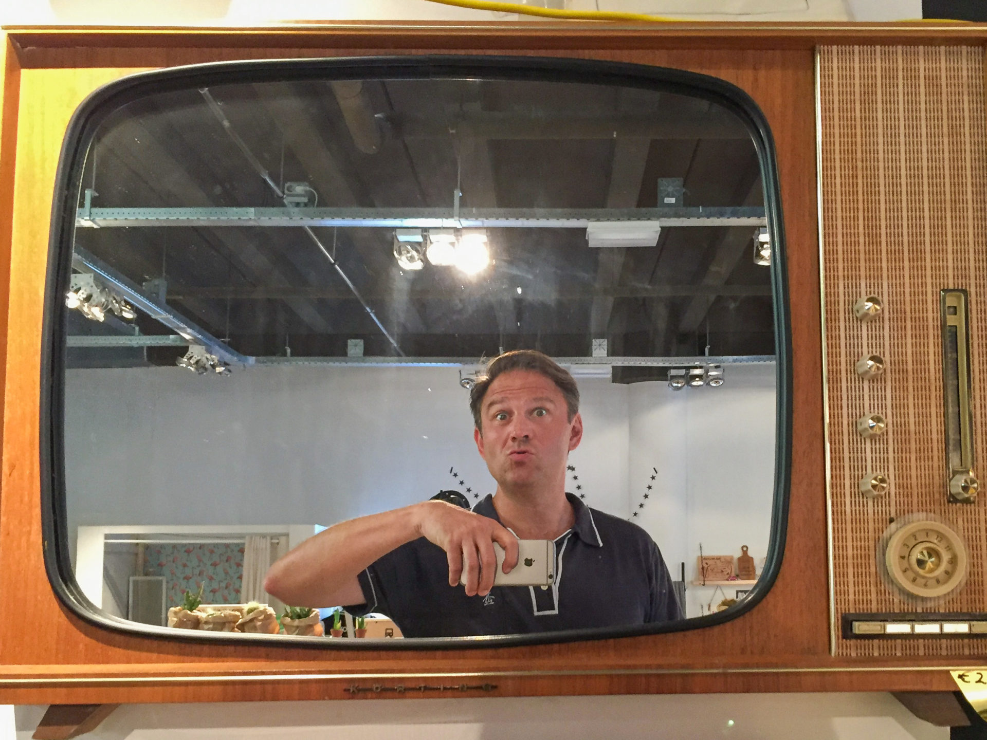 Autor Ralf Johnen spiegelt sich in einem Vintage-Fernseher in Den Haag