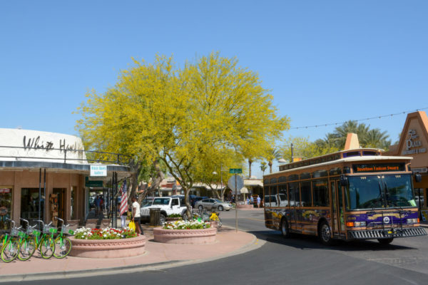 Zuerst mit dem Trolleybus in Downtown, danach mit dem City Bike durch die glamouröse Wüstenstadt Scottsdale