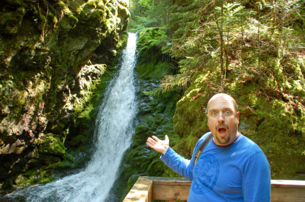 Ron staunt über einen Wasserfall in Kanada