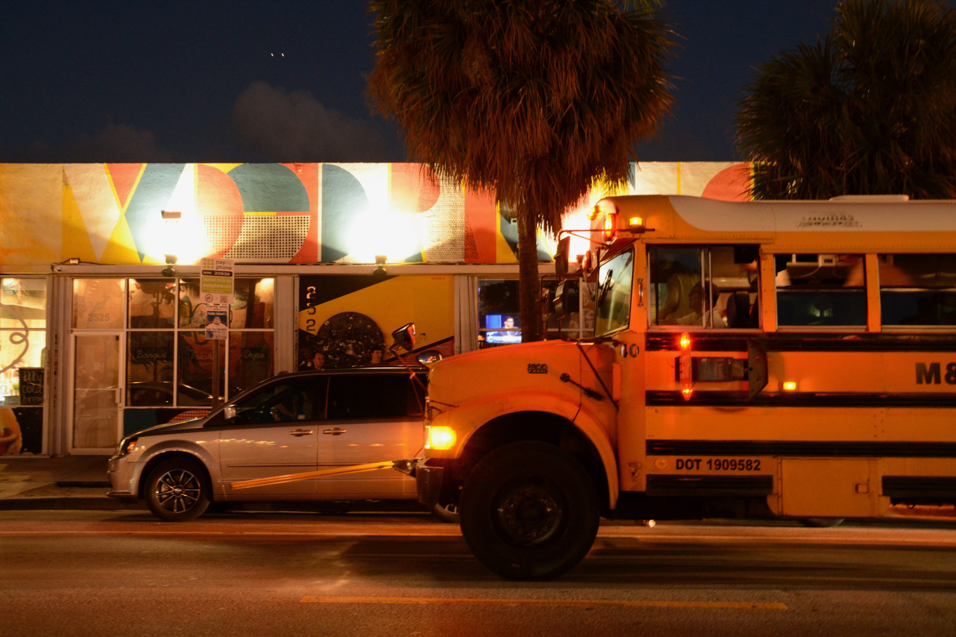 Schulbus auf den Straßen von Wynwood in Miami im Abendlicht