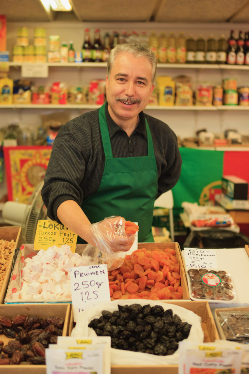 Verkäufer auf dem Markt in der Herman Costerstraat in Den Haag