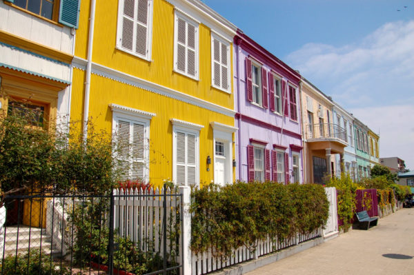 Bunte Häuserzeilen sind ein weiteres Charakteristikum von Valparaiso