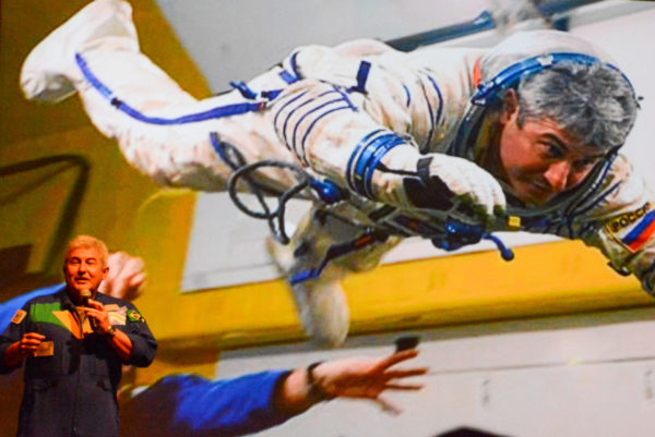 Schwebezustand: Astronaut beim Lunch in Florida