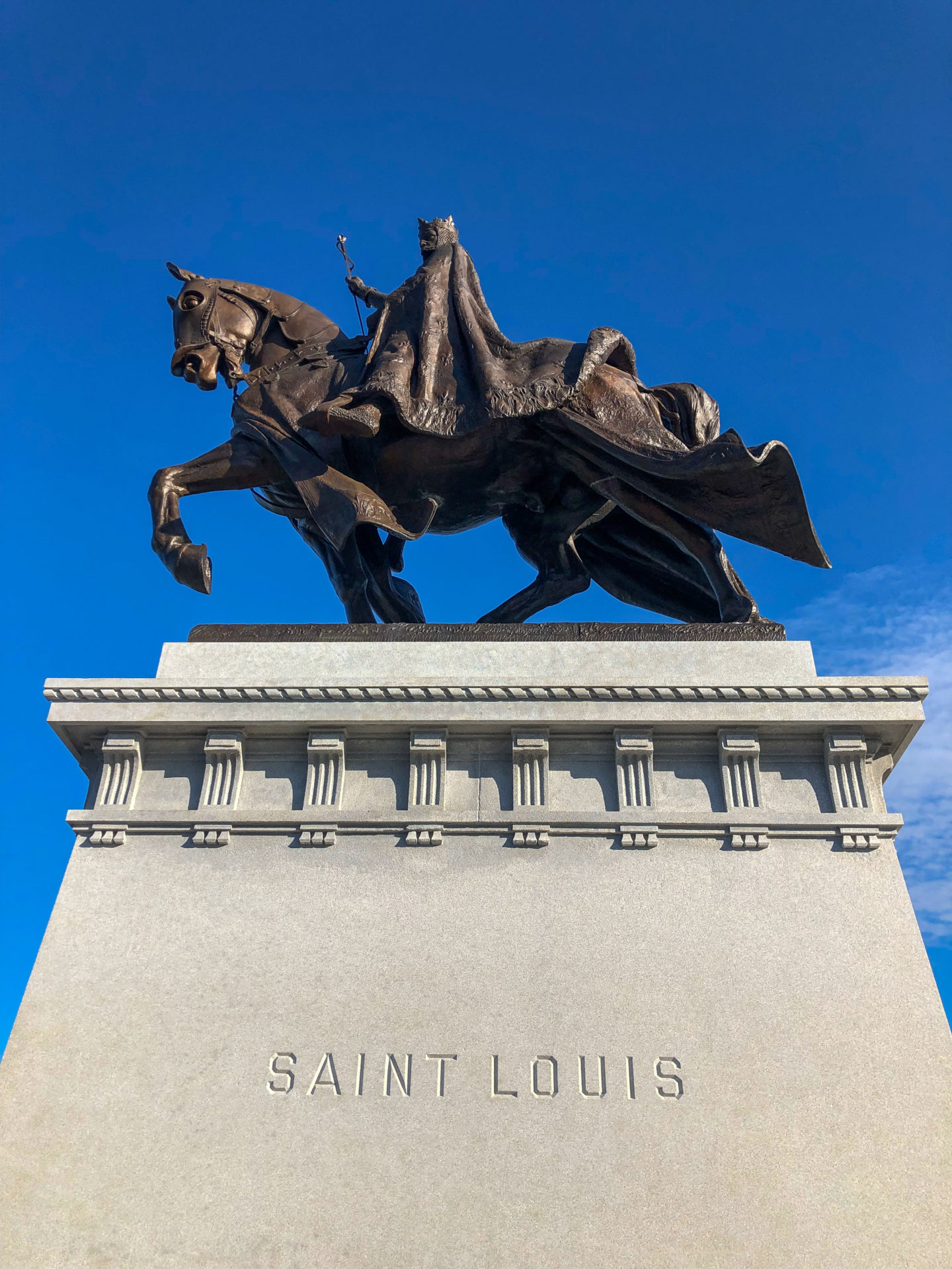 Reiterstandbild von König Louis in Saint Louis vor blauem Himmel