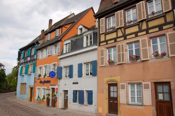 Bunte Häuserfassaden ind er Altstadt von Colmar im Elsass