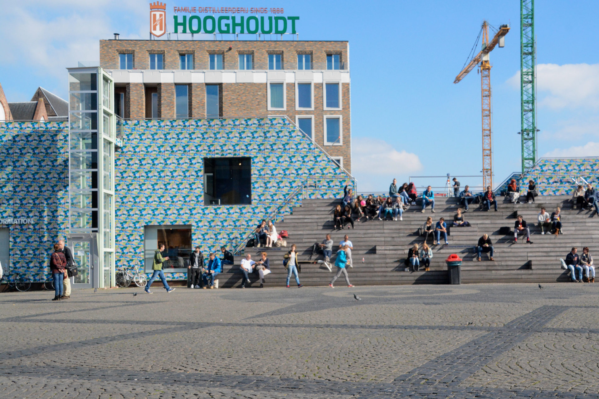 Treppe im Zentrum von Groningen mit Touristeninformation und Kran
