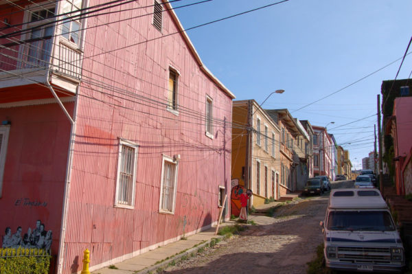 Bunte Häuser und Stromleitungen am Cerro Allegre in Valparaiso sehen chaotisch aus