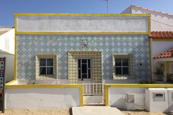 Wohnhaus mit Azulejos an der Algarve