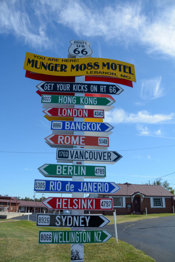 Kilometercharts Schild beim Munger Moss Motel in Cuba, Missouri