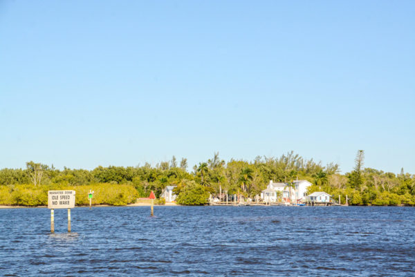 Schild warnt vor Manatees in den Everglades in Florida