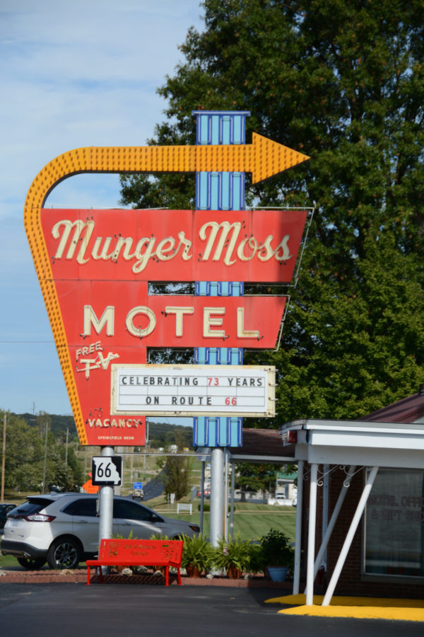 Das Neonschild des Munger Moss Motel in Cuba im US-Bundesstaat Missouri