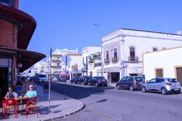 Straßenbild mit Café in Olhão in Portugal