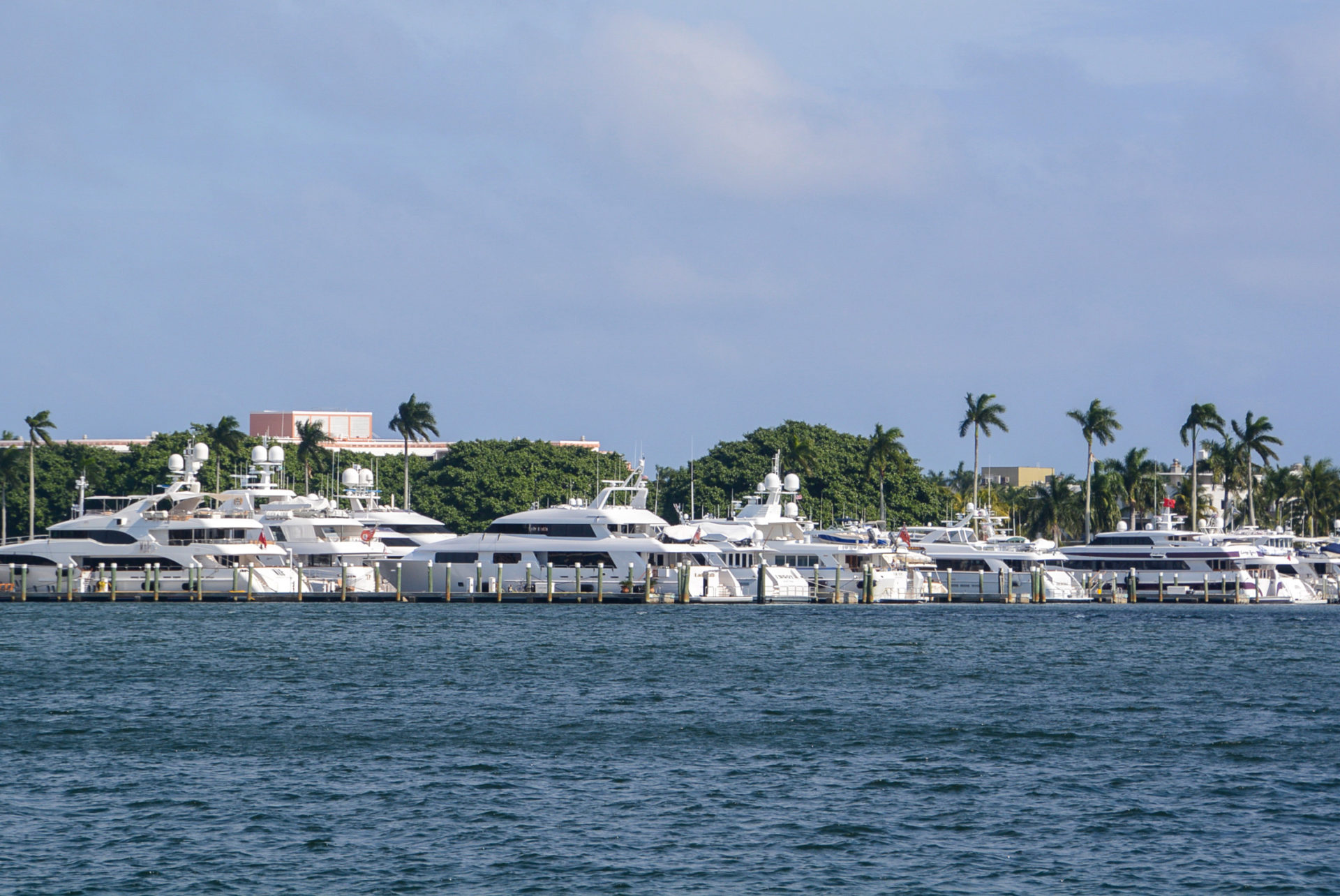 Yachten im geschützten Gewässer in Palm Beach in Florida