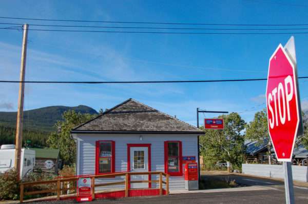 Postamt in Carcross Desert im kanadsichen Yukon mit roten Holzpanelen