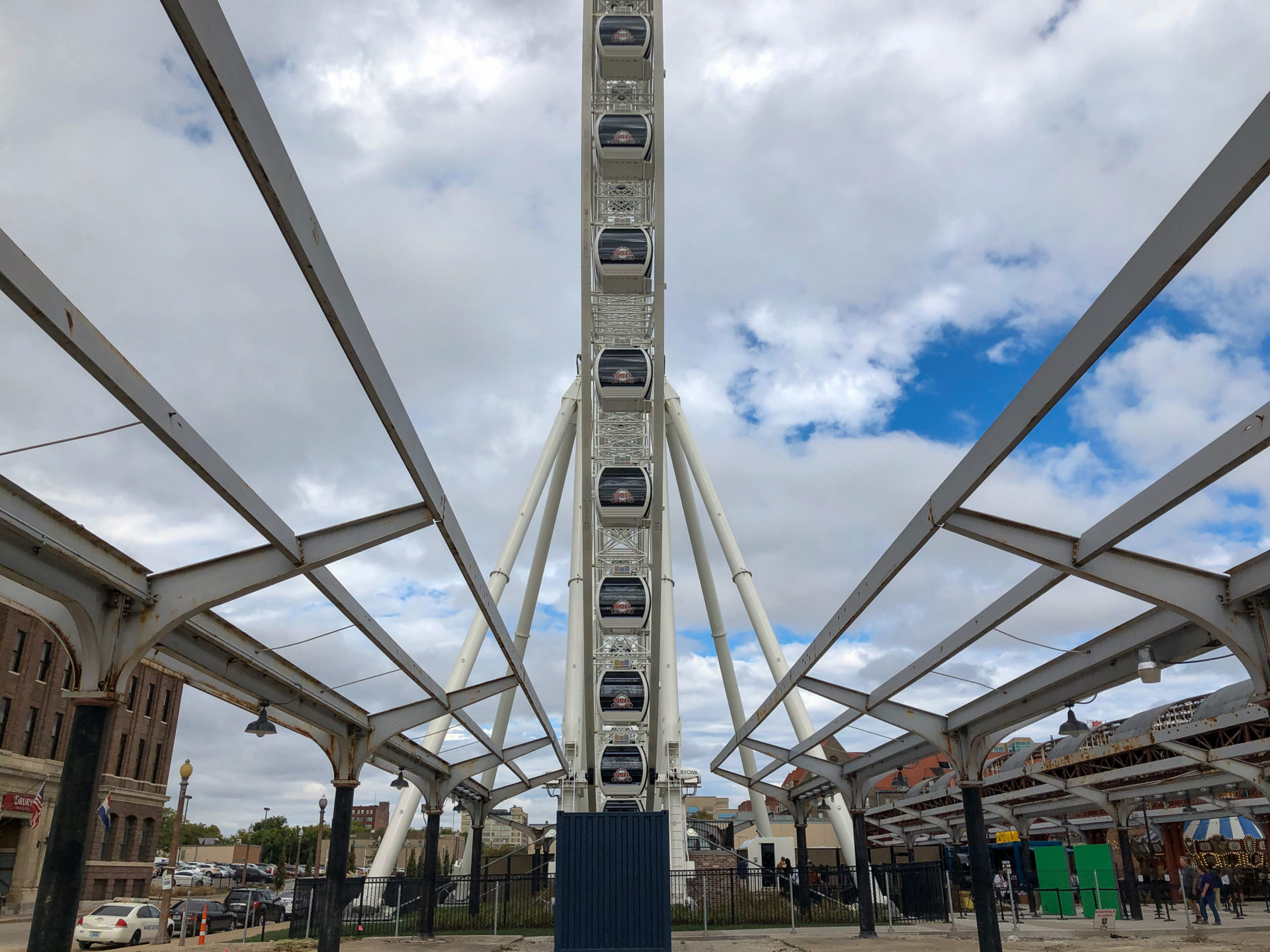 Symmetrisch perfekt ist das Riesenrad am Bahnhof Union Station in Saint Louis