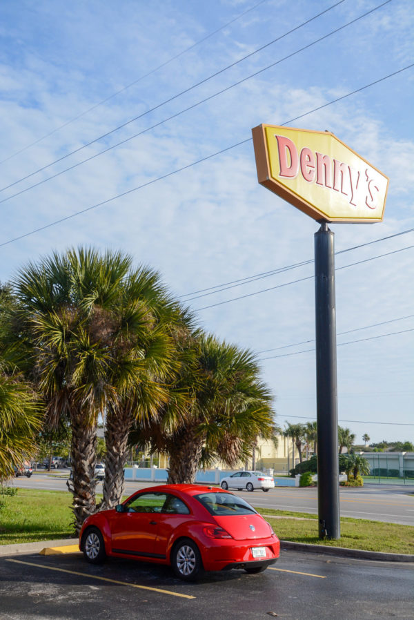 Space Coast in Florida: VW Beatle vor Denny's Schild und Palmen