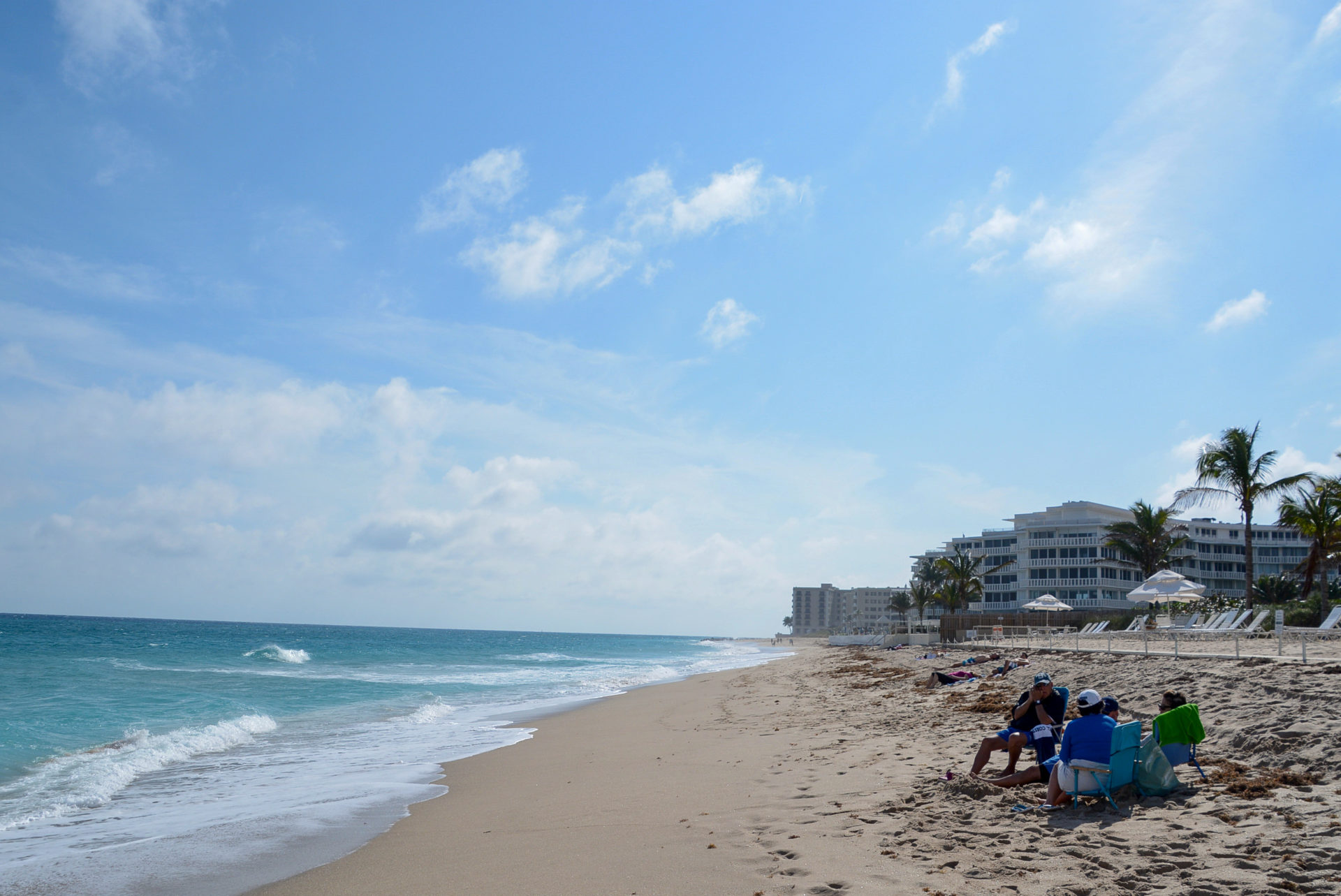 Strand mit Menschen in Palm Beach in Florida