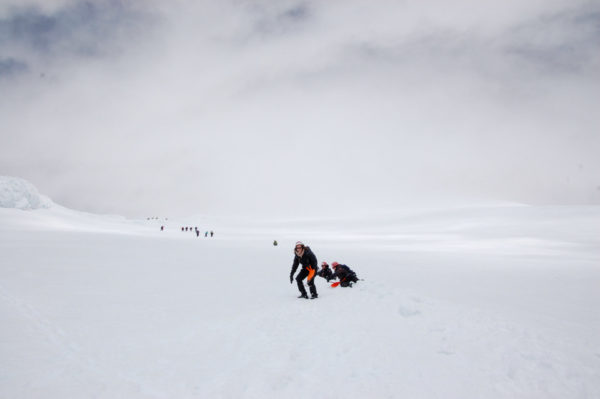 Schneeballschlacht auf den Flanken des Villaricca in Patagonien