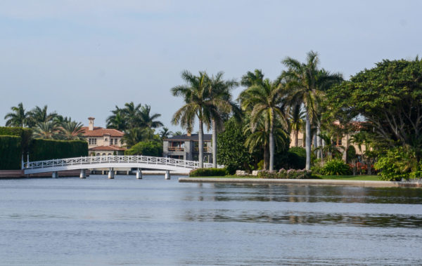 Palmen und Viellen im mediterranean Revival Style in Florida mit viel Wasser