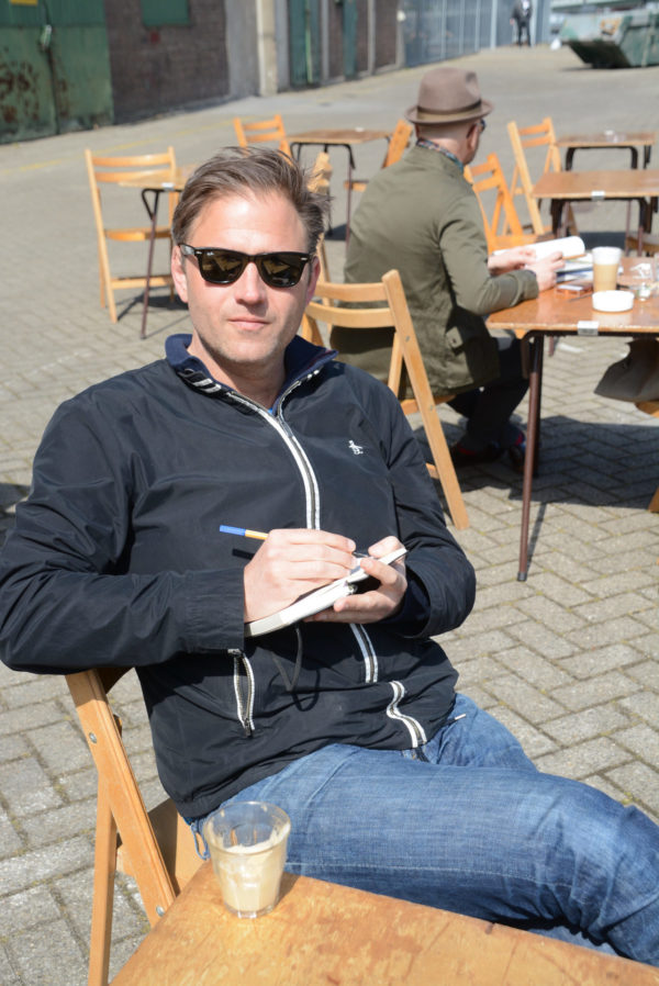 Autor Ralf Johnen macht sich in der Posse Espresso Bar in Rotterdam Notizen