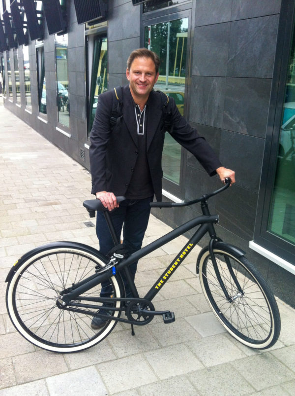 Autor Ralf Johnen bei einer Fahrradtour durch Rotterdam