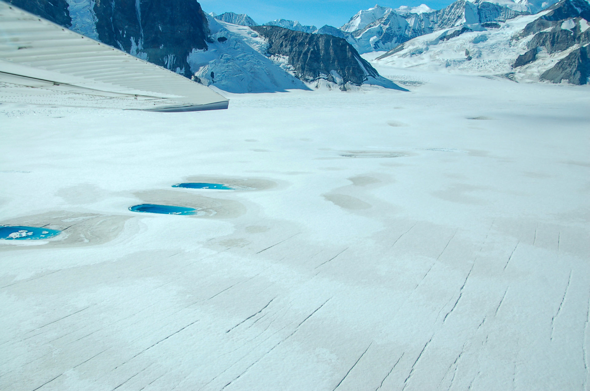Kleine Seen auf einem Gletscher am Kluane National Park in Kanada