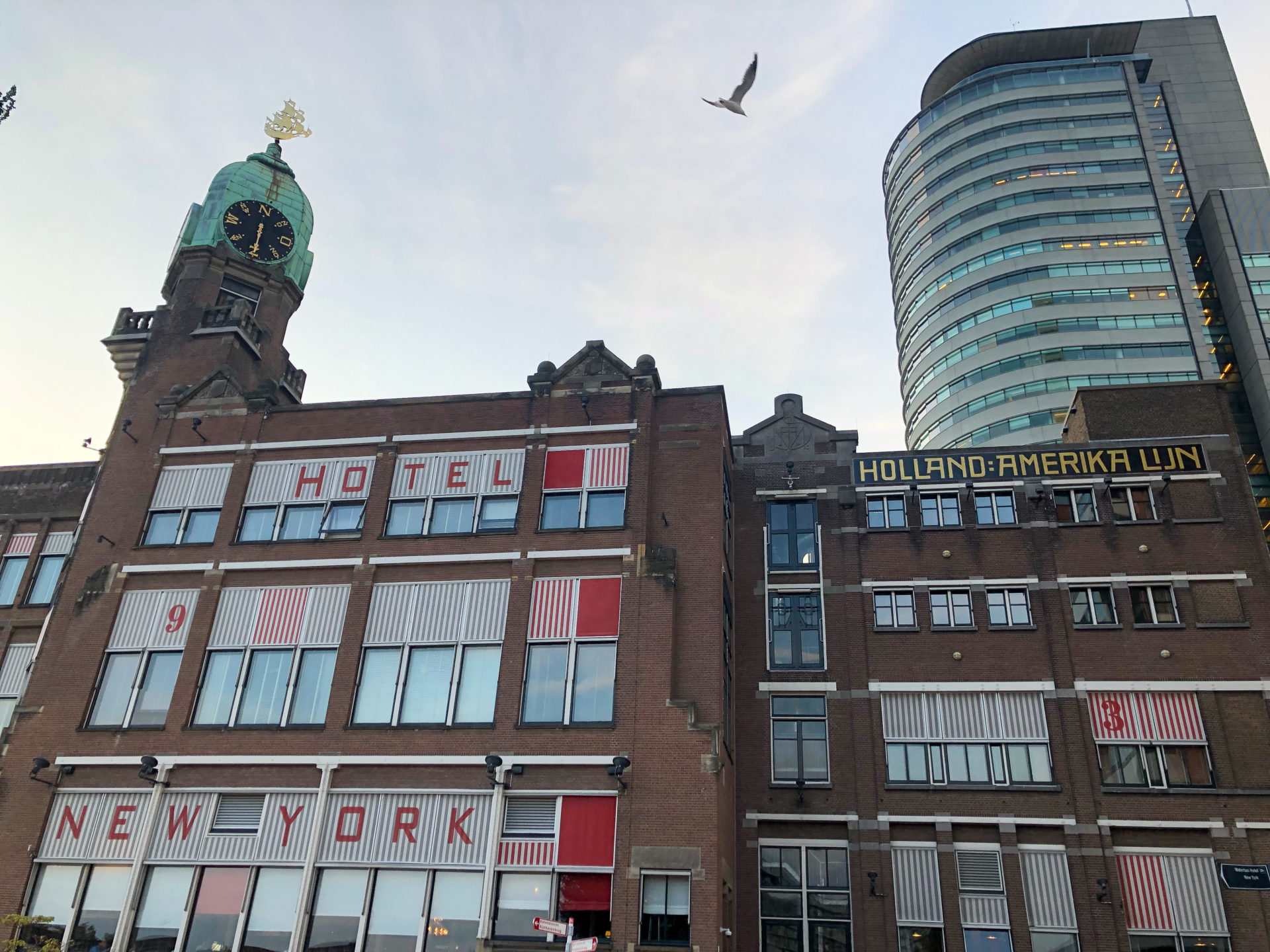 Das ehrwürdige Hotel New York in Rotterdam mit Wolkenkratzer