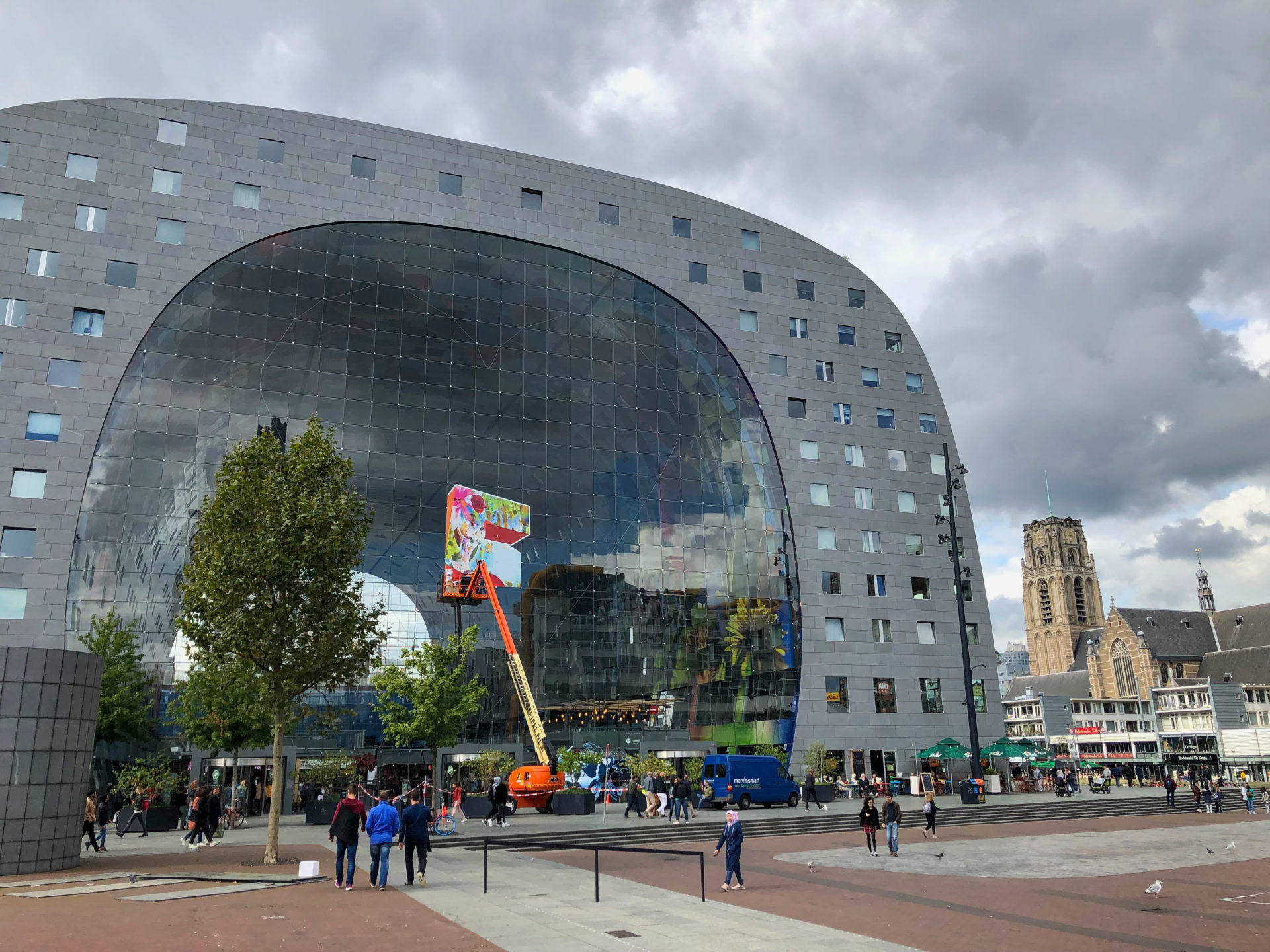 Markthalle von Rotterdam mit der Laurenskerk