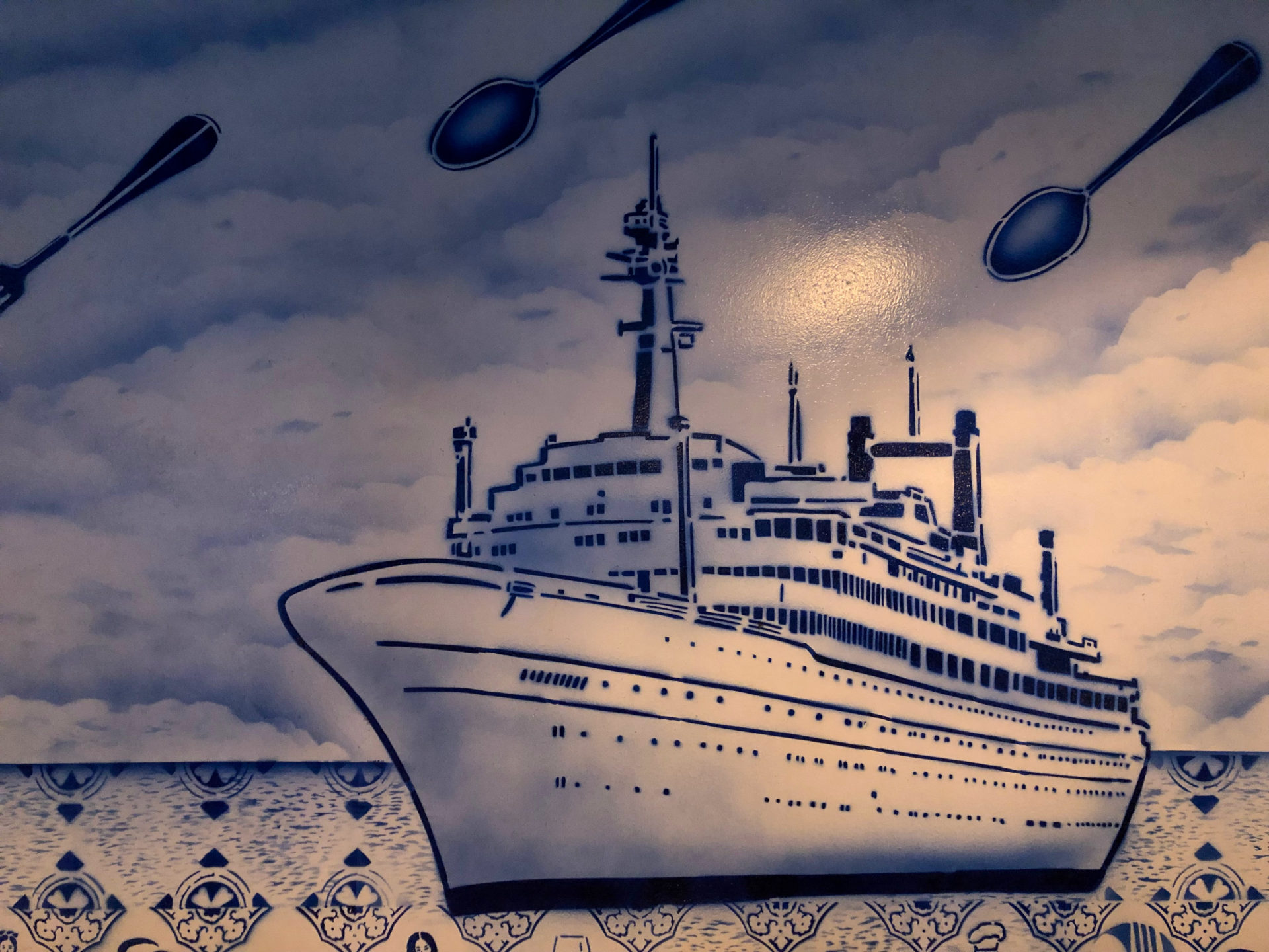 Gemälde von SS Rotterdam im Stile des Delfter Blau im Restaurant De Matroos en het Meisje