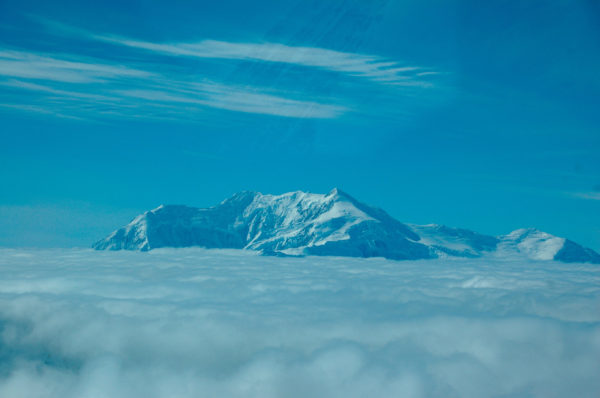 Der Mount Logan im kanadischen Yukon ragt aus den Wolken hervor