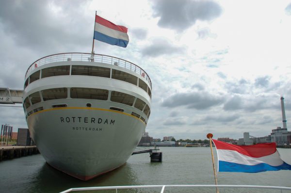 Die Rotterdam von außen mit holländischer Flagge
