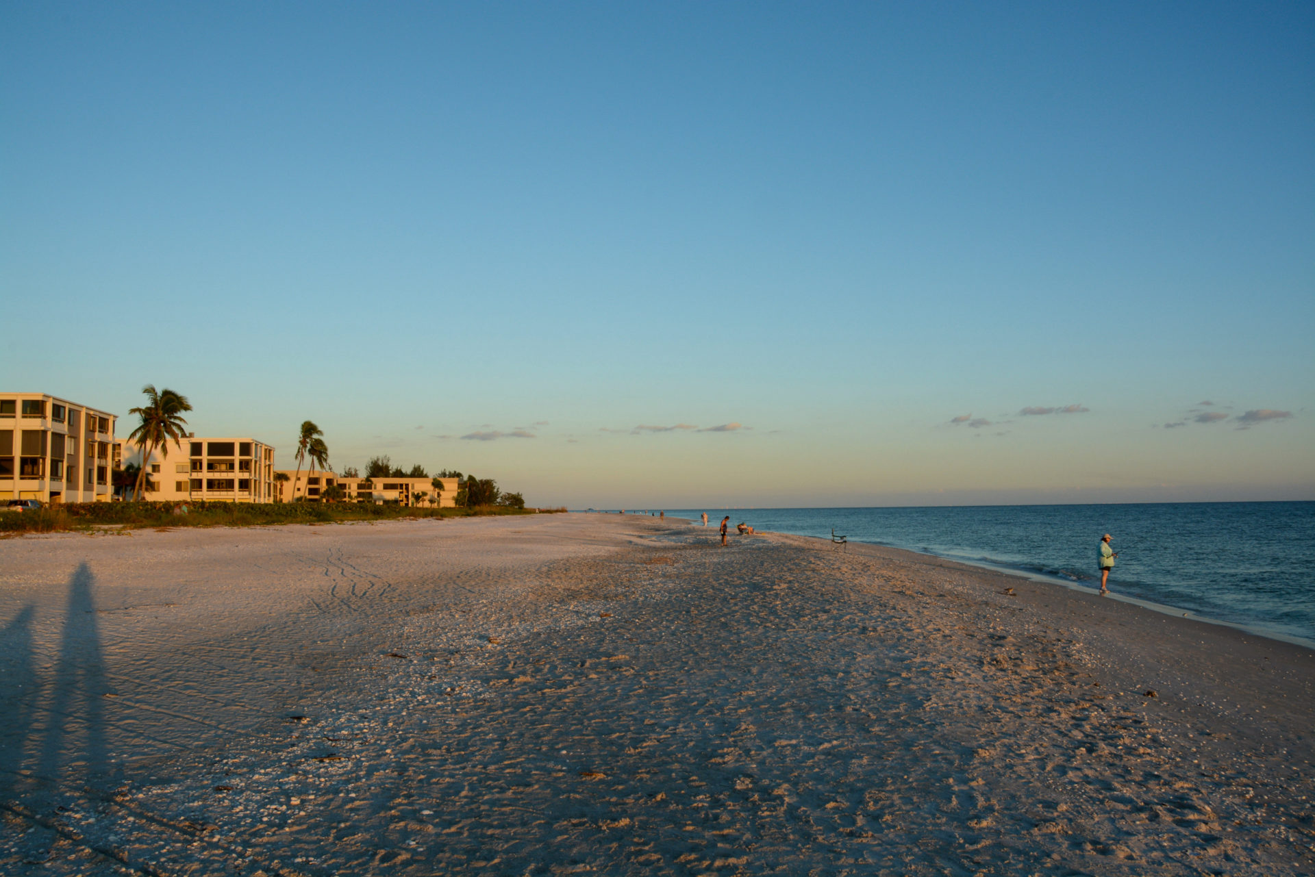 Sonnenuntergang auf Sanibel Island in Florida mit langen Schatten