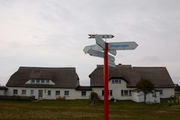 Wegweisend: Bauernhäuser mit Reetdächern auf Hiddensee