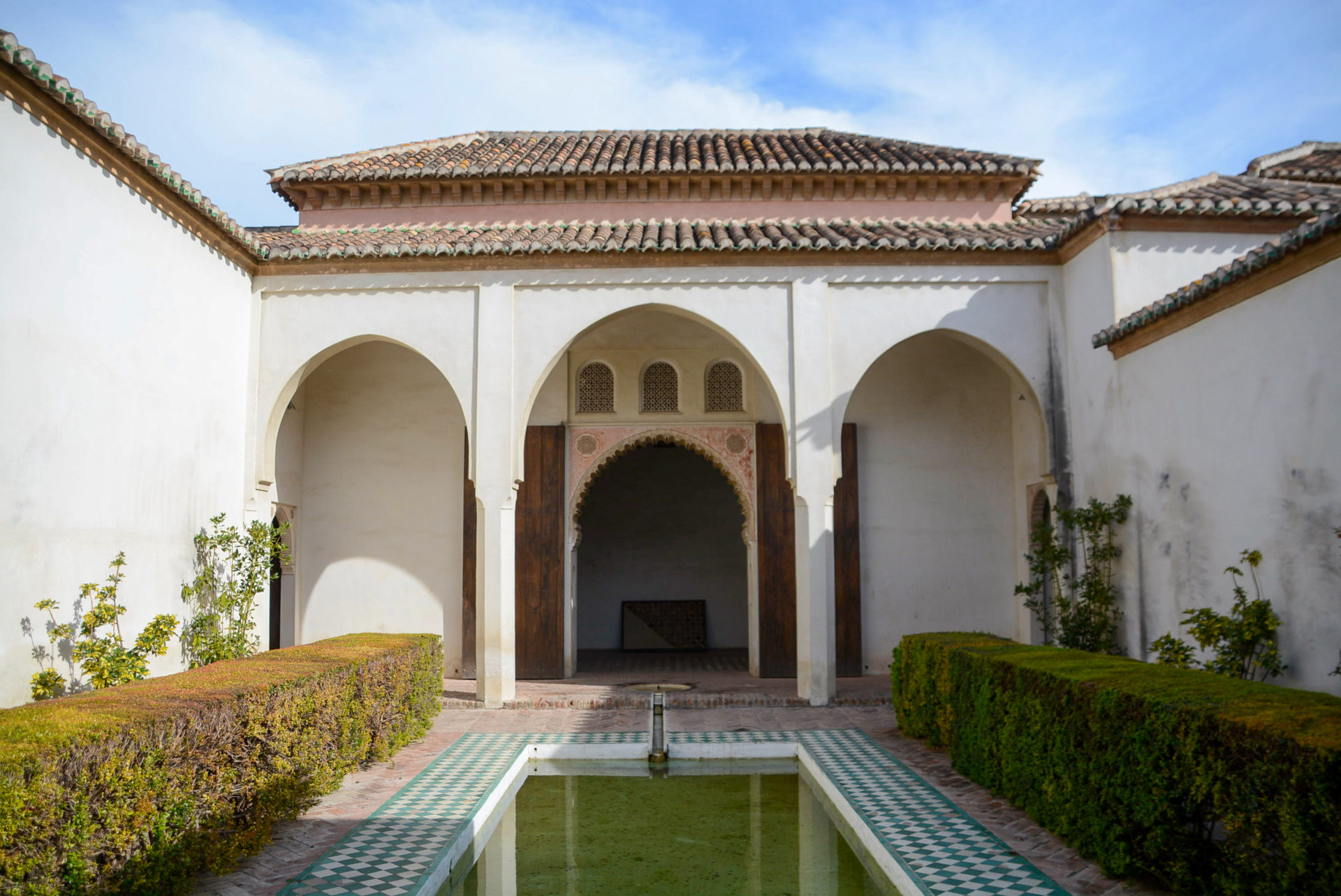 Die Brunnenanlage der Alcazaba in Málaga ist ideal für den Herbst in Andalusien.