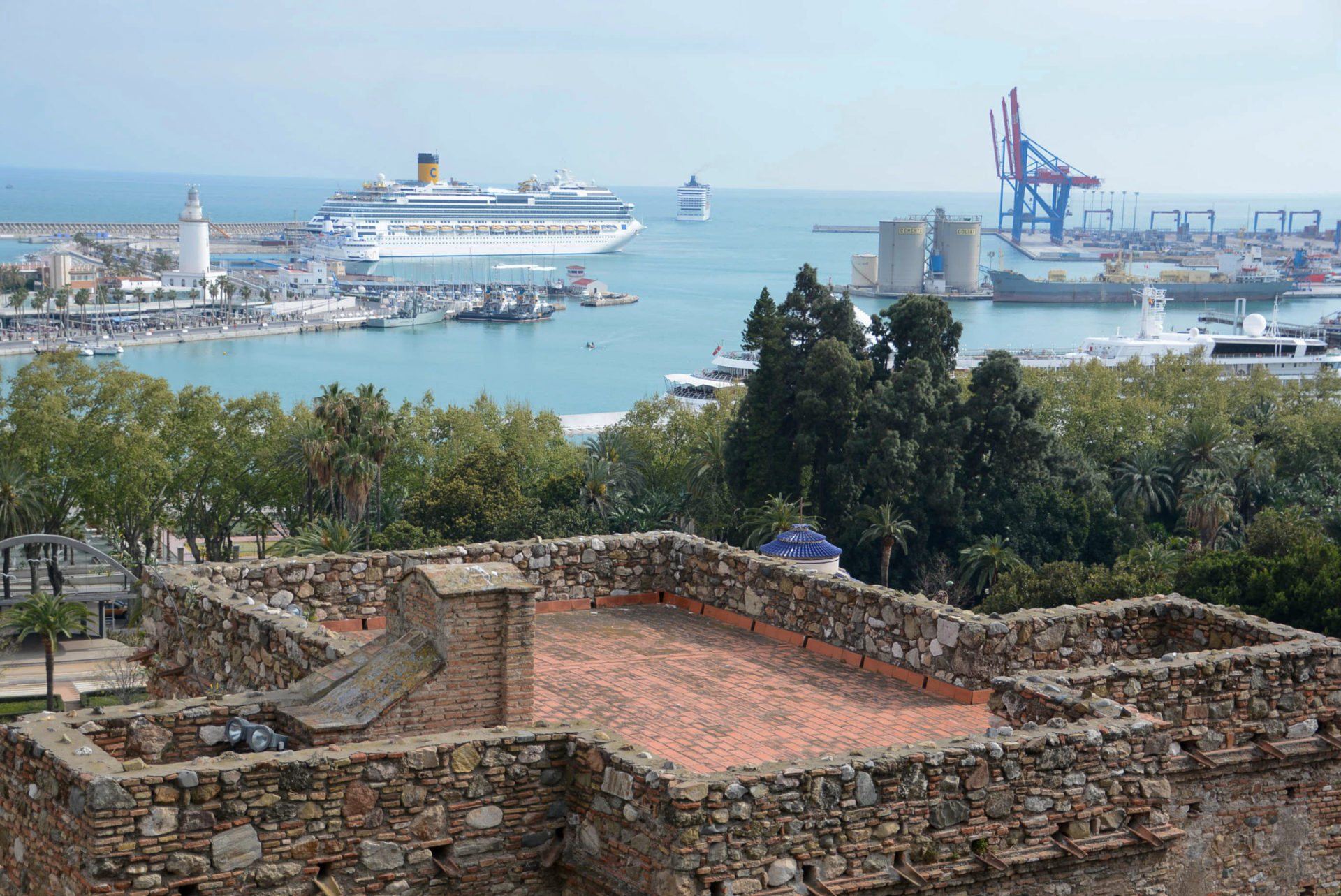 Hafen mit Kreuzfahrtschiff hinter der Alcazaba von Málaga.