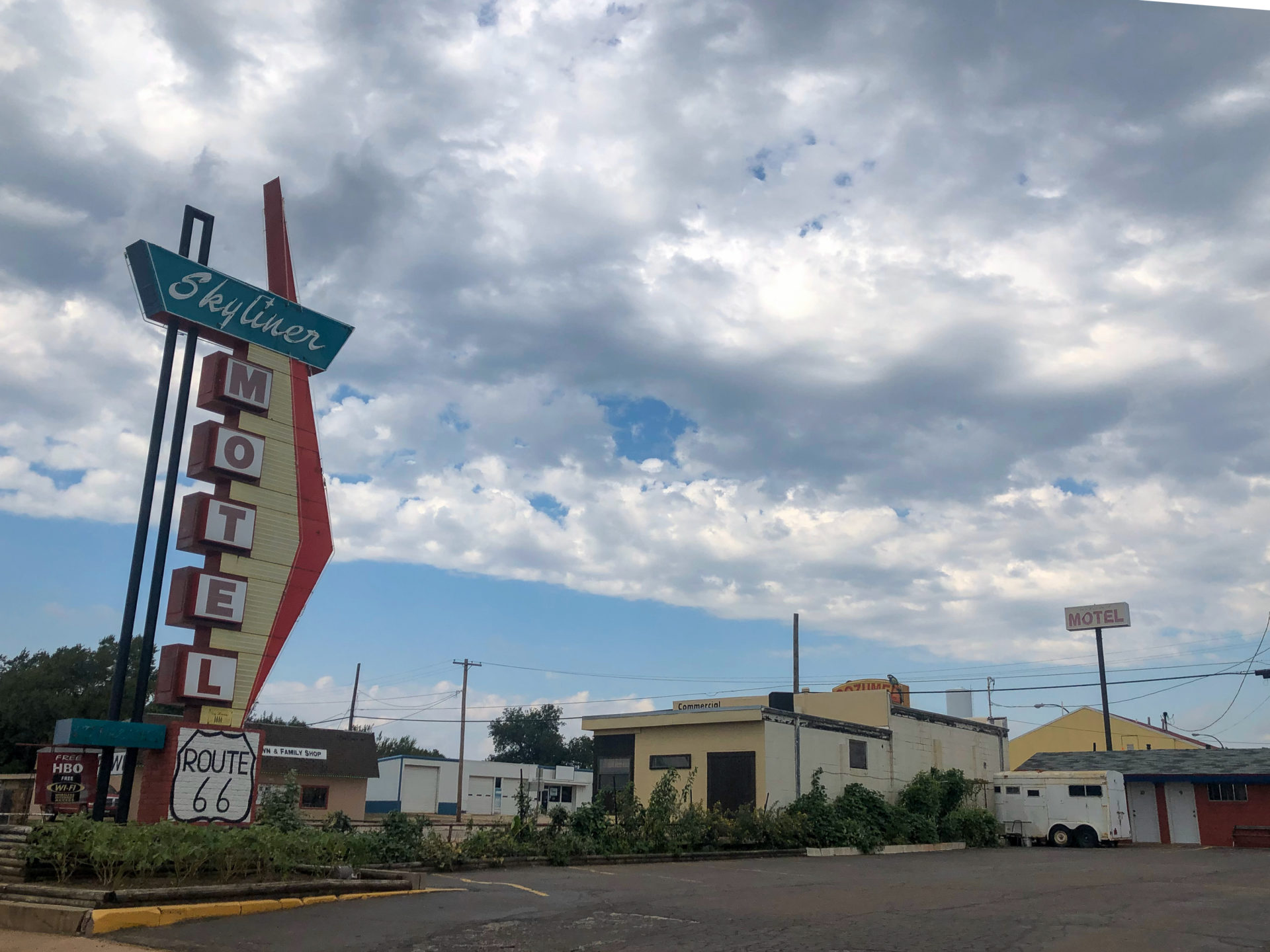 Skyliner Motel mit Neonreklame an der Route 66 in Oklahoma