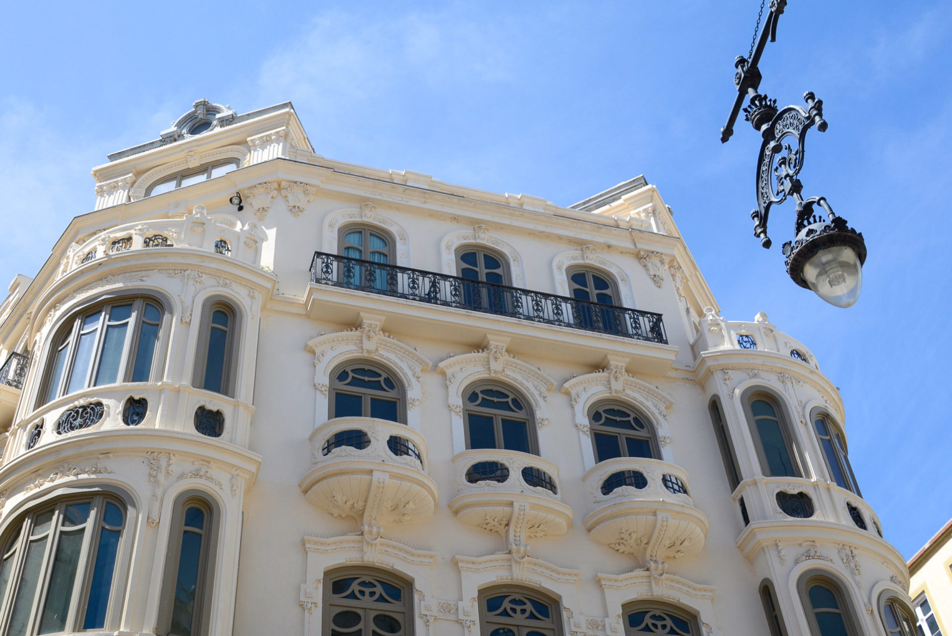 Art-déco-Fassade mit Jugendstillaterne in der Innenstadt von Málaga